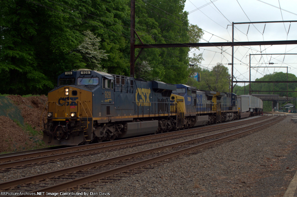 CSX ES44AH 928 leads Q032-13